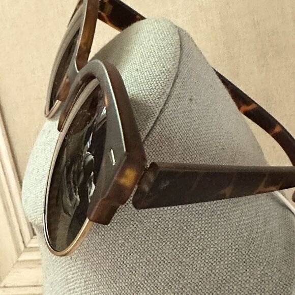 Urban Outfitters tortoiseshell Sunglasses w Marc by Marc Jacobs Sunglass Case - Picture 4 of 8